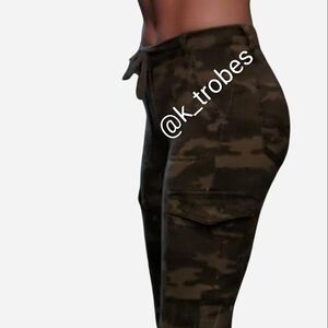 American Eagle Outfitters 00 Young Girl/Womens Camouflage Joggers